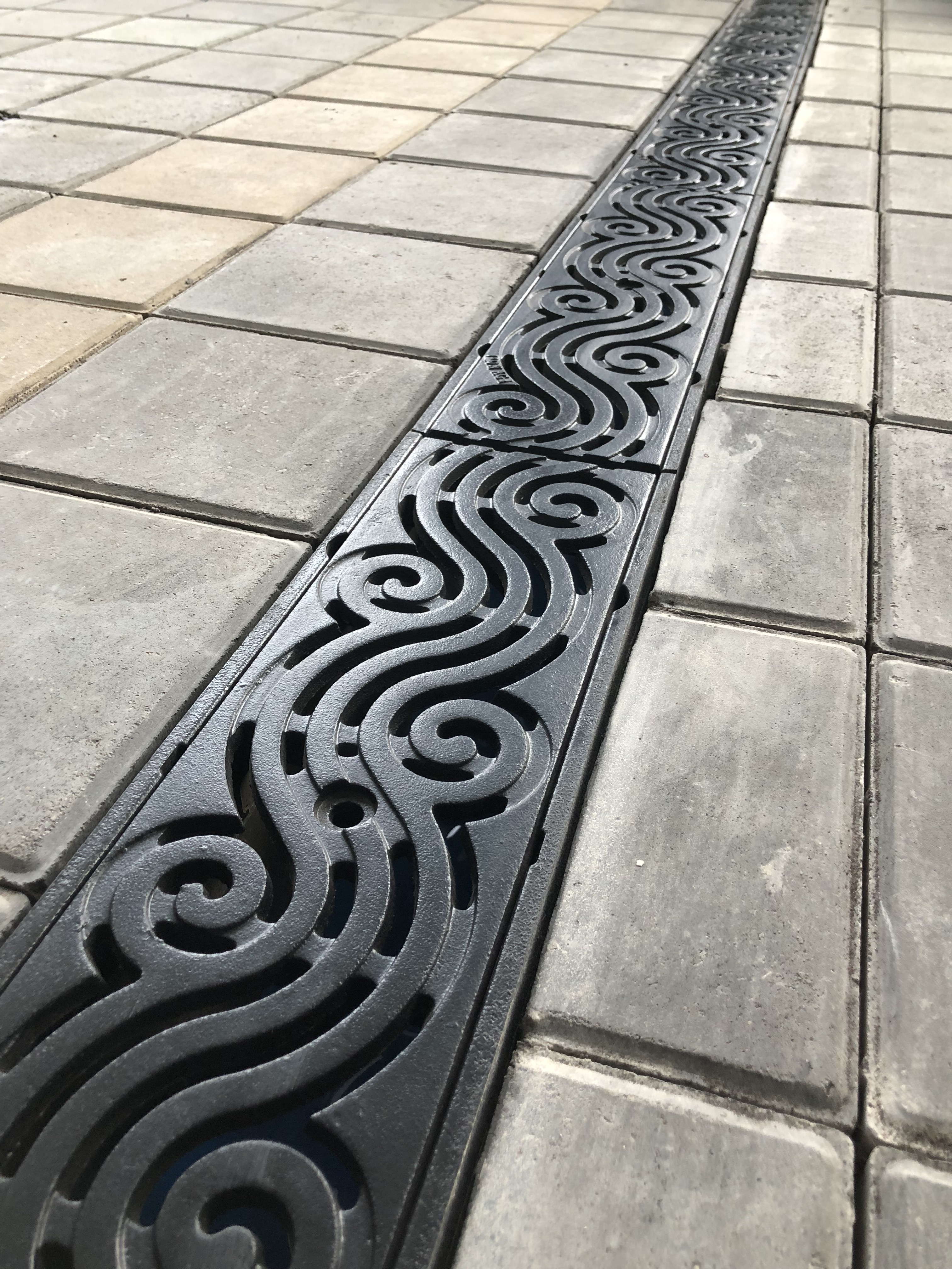 住宅庭院排水選用樹(shù)脂線(xiàn)性排水溝簡(jiǎn)潔美觀